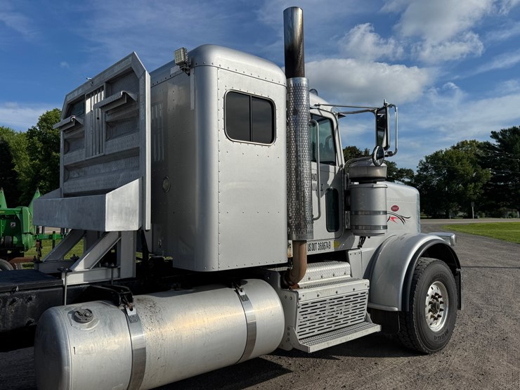 2015-peterbilt-389-image-51