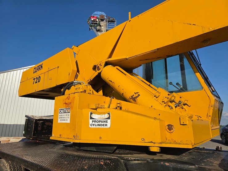 #2446-•-clark-720-crane-truck-image-29