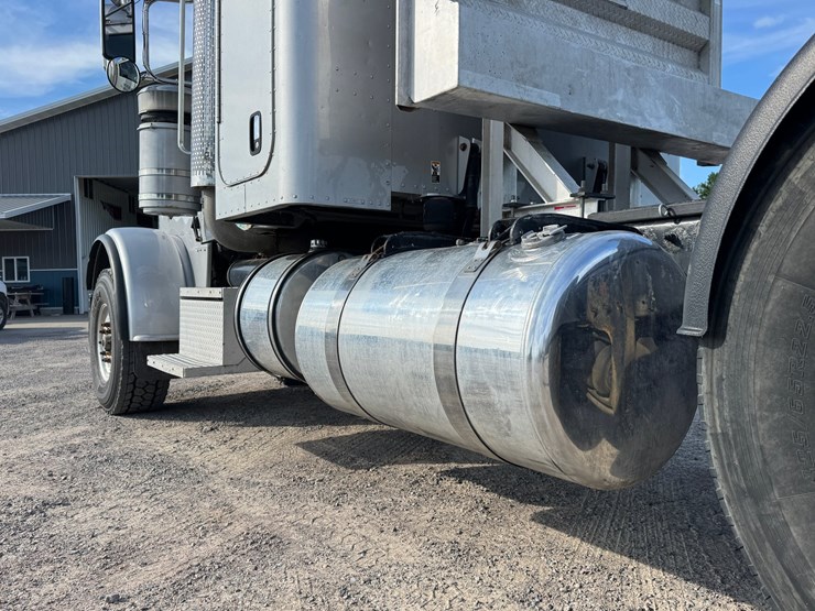2015-peterbilt-389-image-11