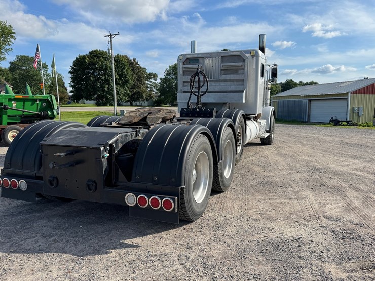 2015-peterbilt-389-image-40