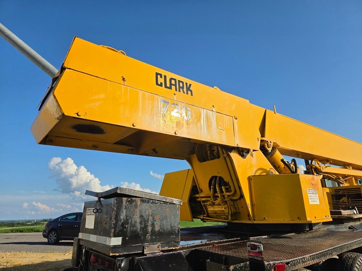 #2446-•-clark-720-crane-truck-image-30