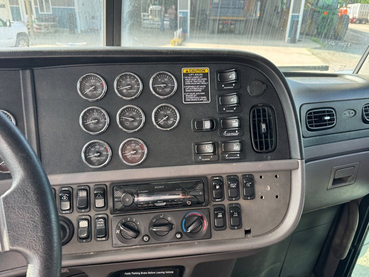 2015-peterbilt-389-image-28