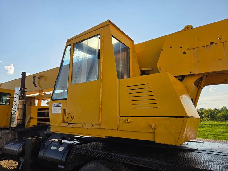 #2446-•-clark-720-crane-truck-image-18