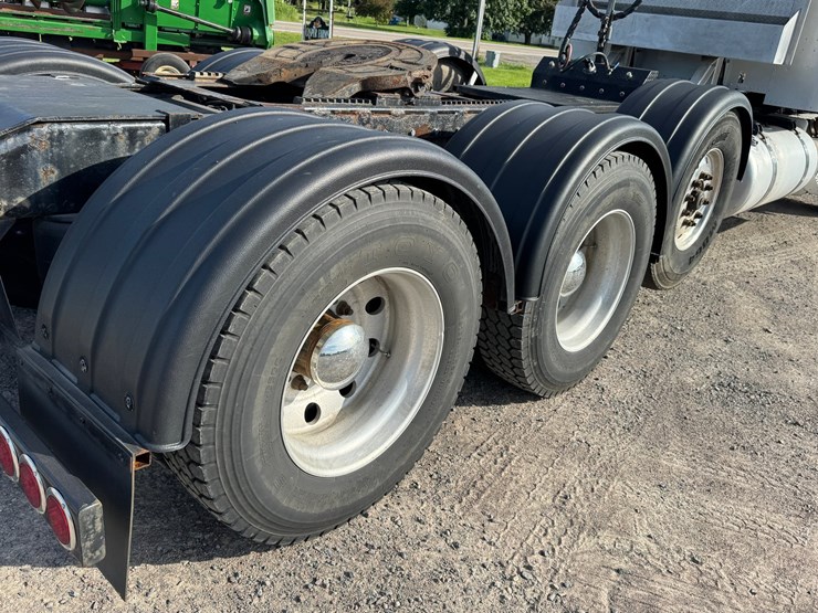 2015-peterbilt-389-image-41