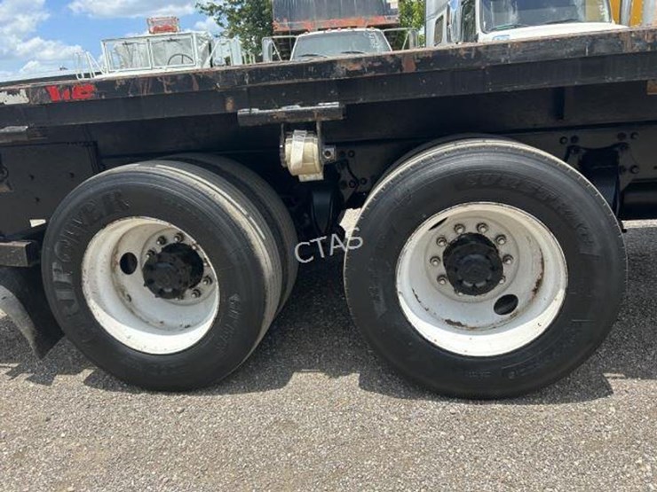 2015-freightliner-m2-106-image-16