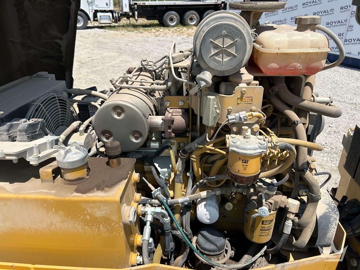 2014-caterpillar-cb24-image-8