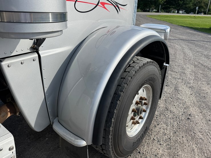 2015-peterbilt-389-image-52