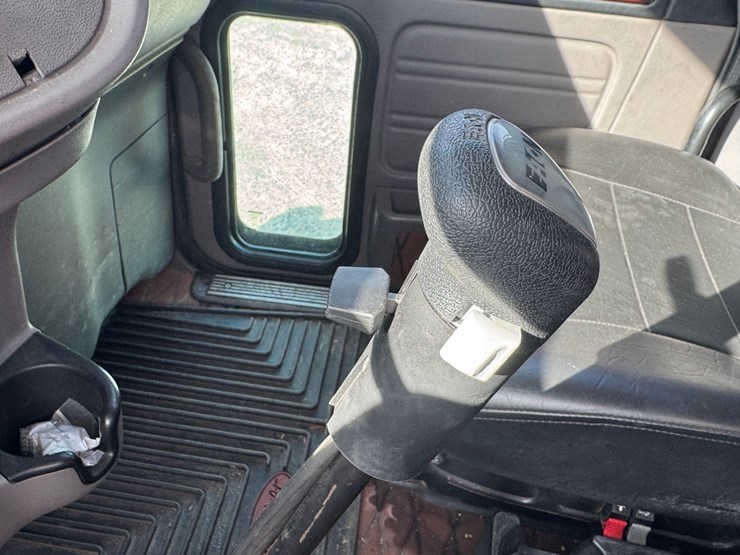 2015-peterbilt-389-image-31