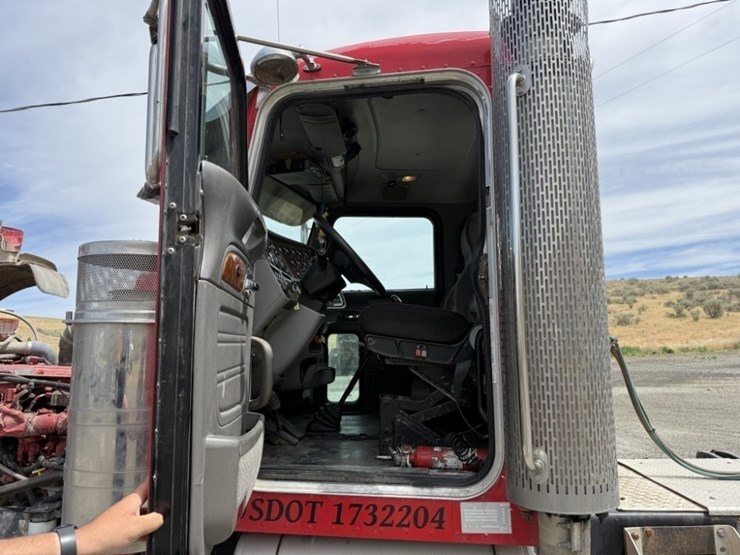 2009-peterbilt-389-image-26