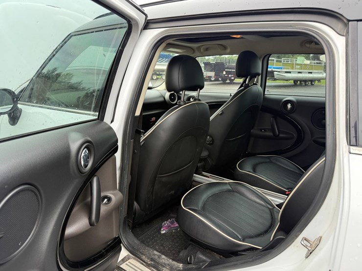 #1439-•-2011-mini-cooper-s-4-door-hatchback-image-23