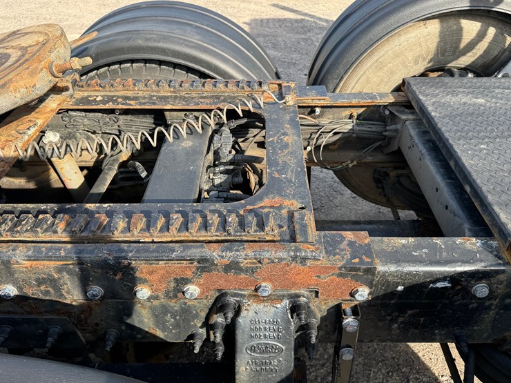 2015-peterbilt-389-image-59