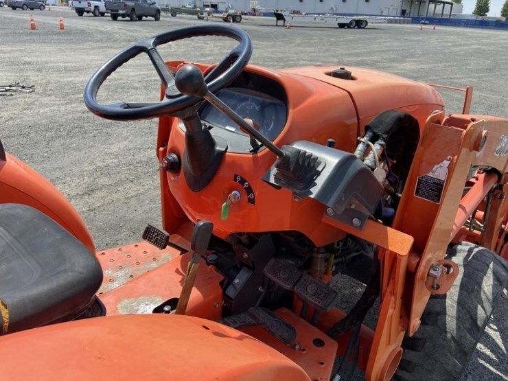 2017-kubota-l3301-image-16