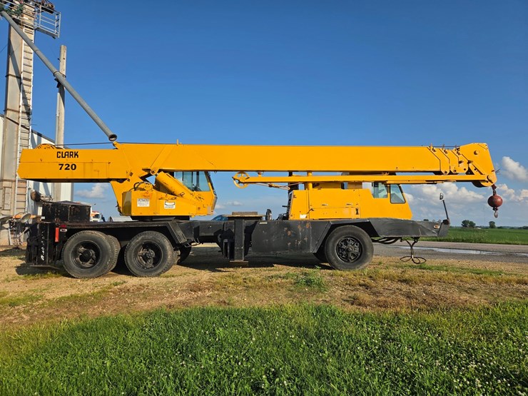 #2446-•-clark-720-crane-truck-image-6