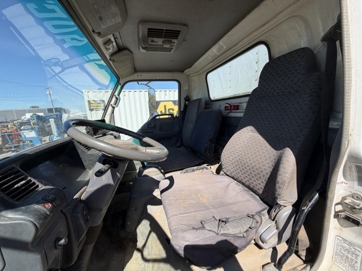 2006-isuzu-npr-image-19