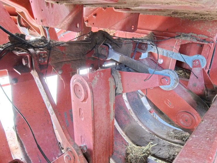 hesston-4900-image-25