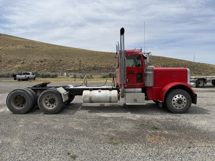 2009-peterbilt-389-image-3