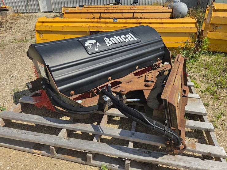 #2436-•-bobcat-approx.-72"-skid-steer-sweeper-attachment-image-2