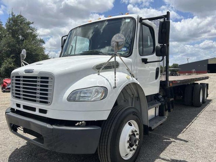 2015-freightliner-m2-106-image-1