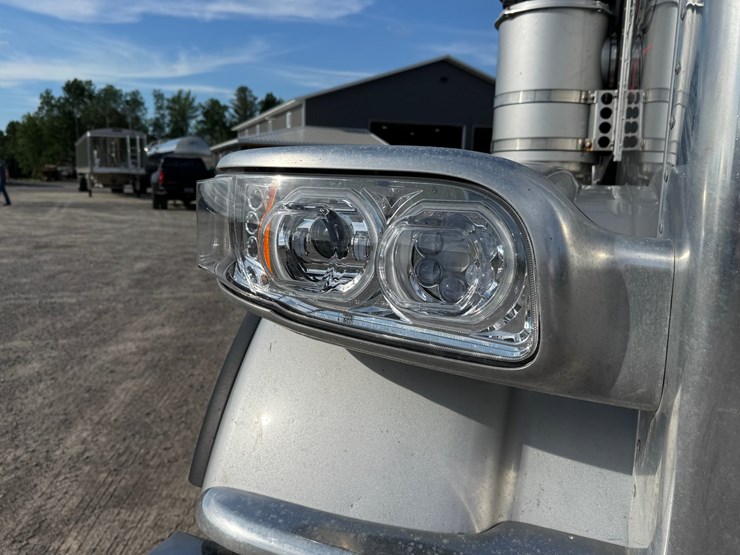 2015-peterbilt-389-image-58
