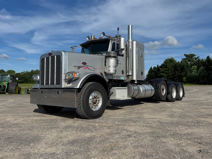 2015-peterbilt-389-image-2