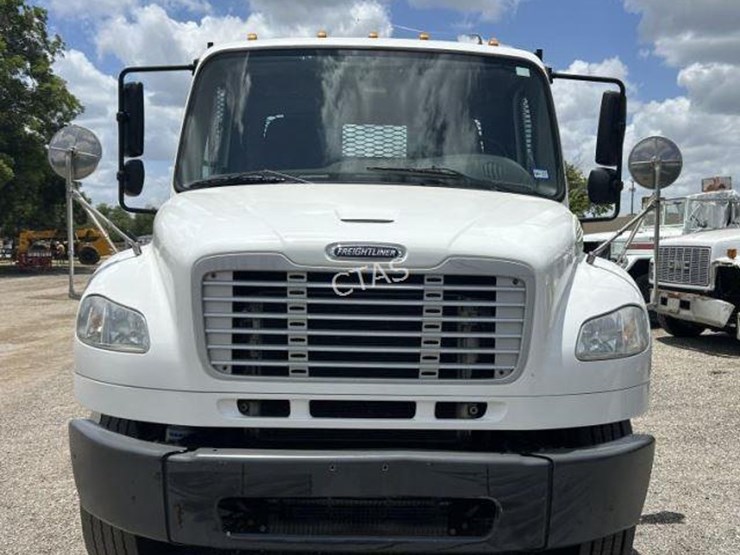 2015-freightliner-m2-106-image-2