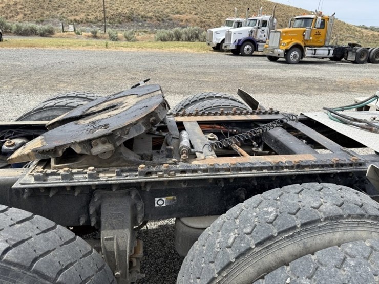 2009-peterbilt-389-image-14