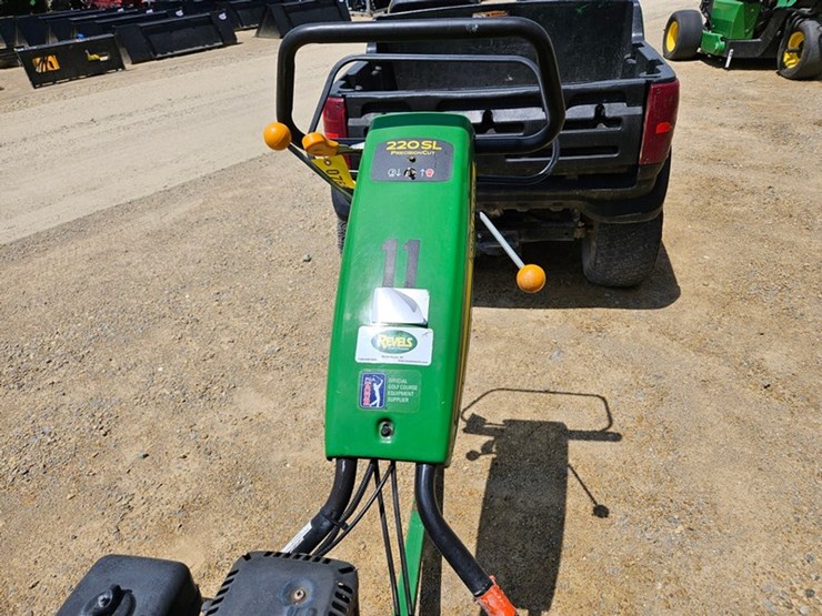 john-deere-220-image-16