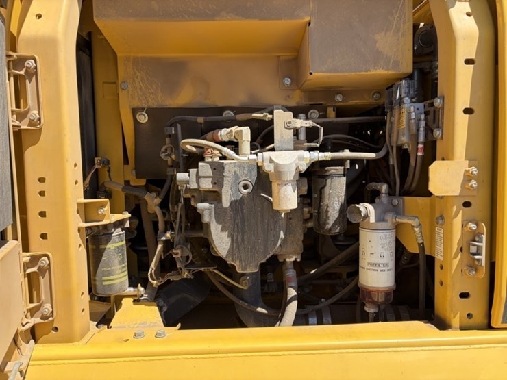 2023-komatsu-pc210-lc-11-image-25