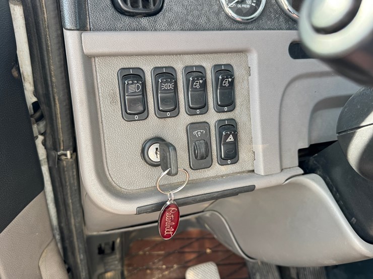 2015-peterbilt-389-image-32
