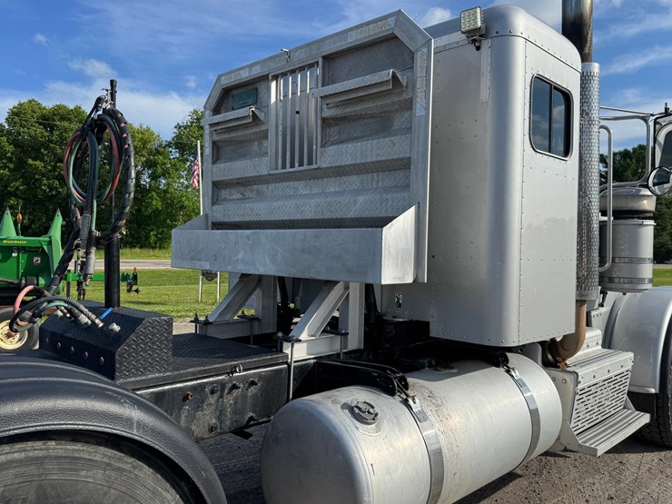 2015-peterbilt-389-image-47