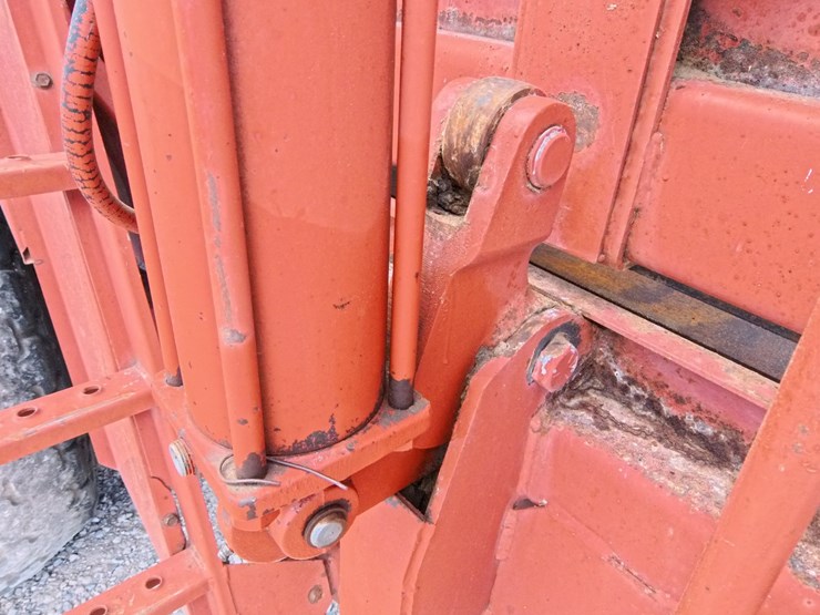 hesston-4900-image-33