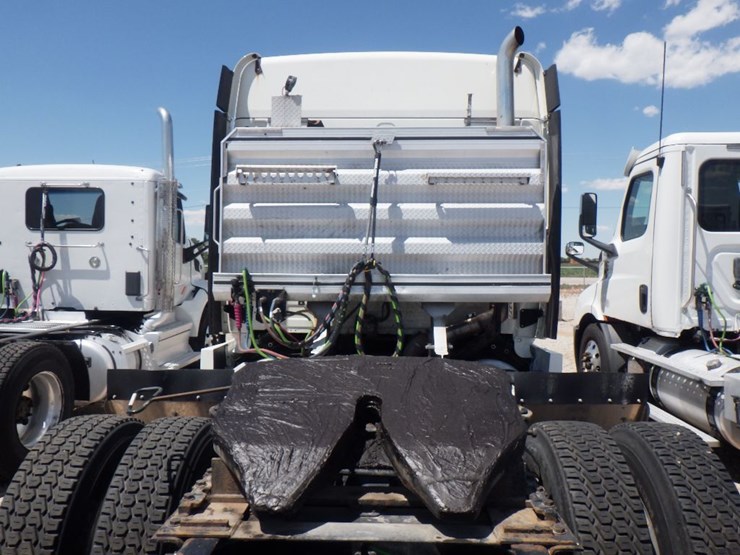 2019-freightliner-cascadia-125-image-11