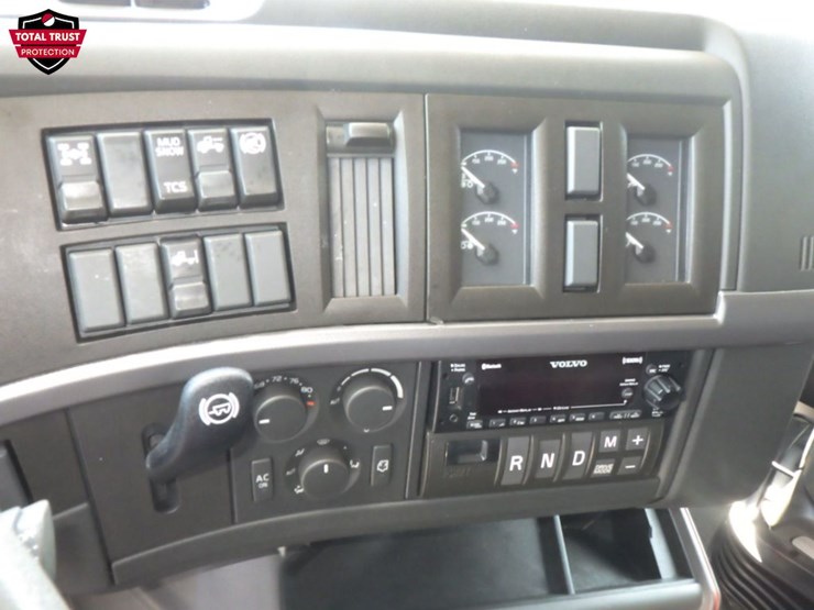 2024-volvo-vnl860-image-16