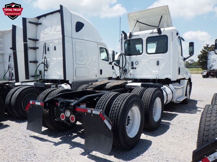 2020-freightliner-cascadia-126-image-8
