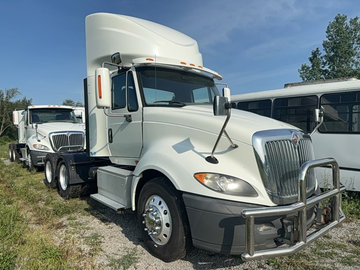 2016-international-prostar-semi-image-3