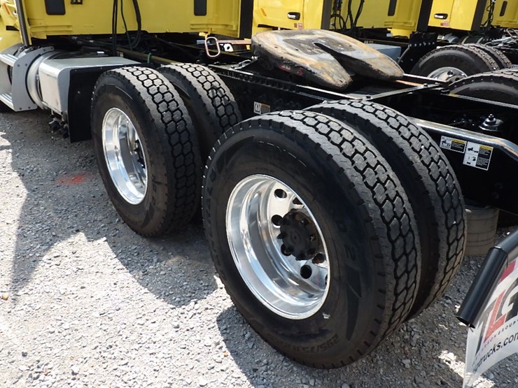 2021-peterbilt-579-image-13