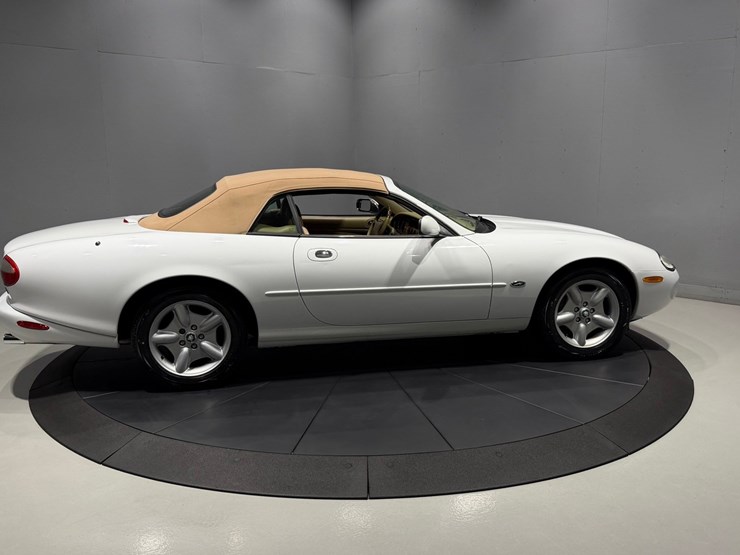 #1516-•-1997-jaguar-xk8-convertible-image-10