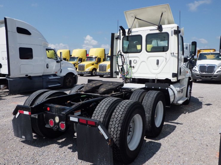 2018-freightliner-cascadia-125-image-8
