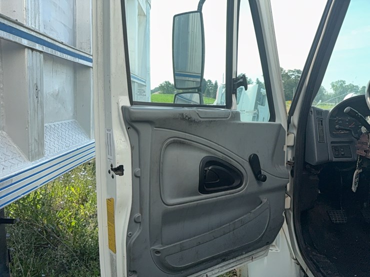 2004-international-4300-dt466-box-truck-image-24