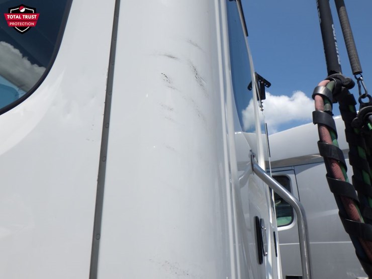 2020-freightliner-cascadia-126-image-14
