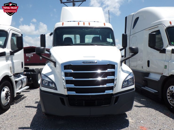 2020-freightliner-cascadia-126-image-2