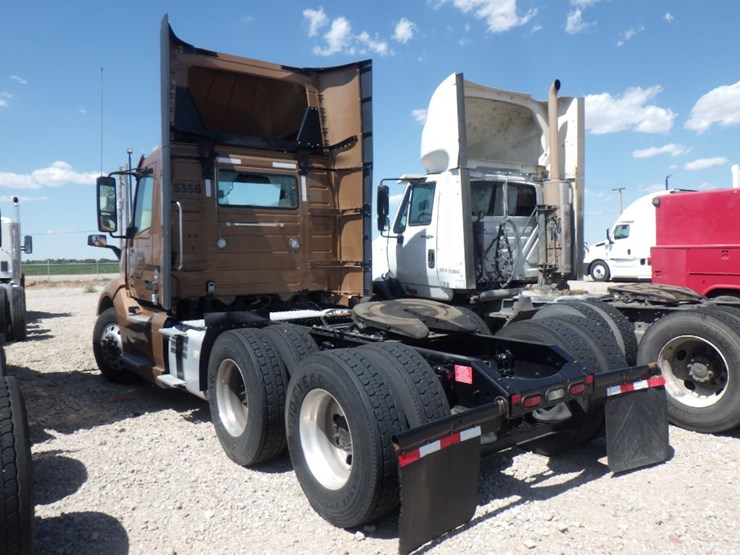 2023-volvo-vnl300-image-14
