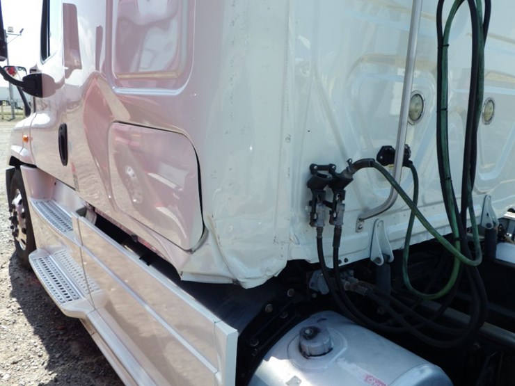 2016-freightliner-cascadia-125-image-18