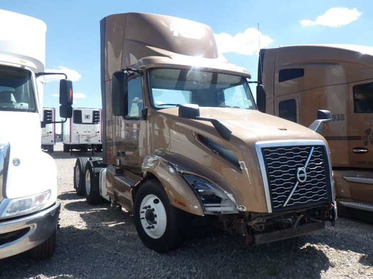 2023-volvo-vnl300-image-3