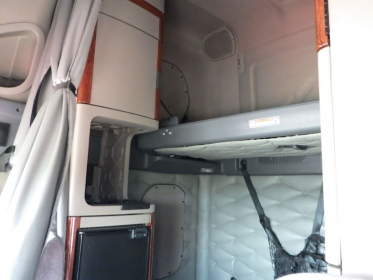 2016-freightliner-cascadia-125-evolution-image-23