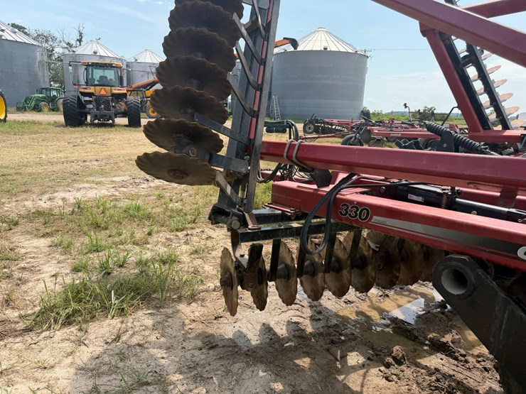 case-ih-330-image-30