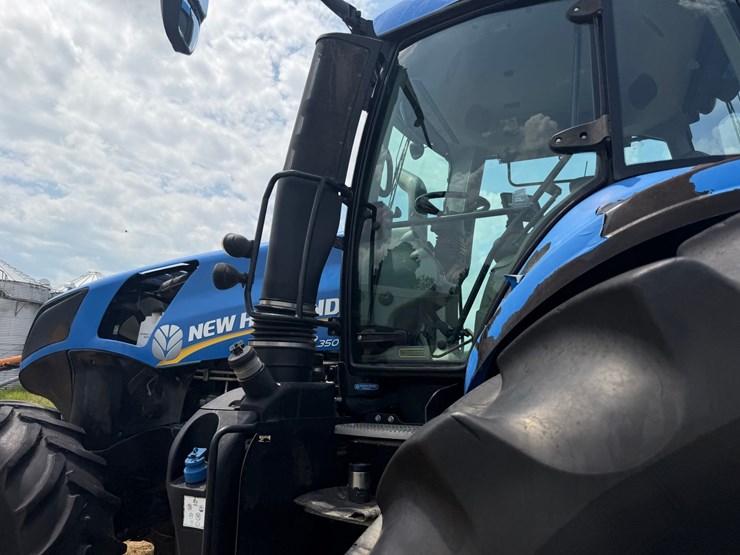2015-new-holland-t8.350-image-23