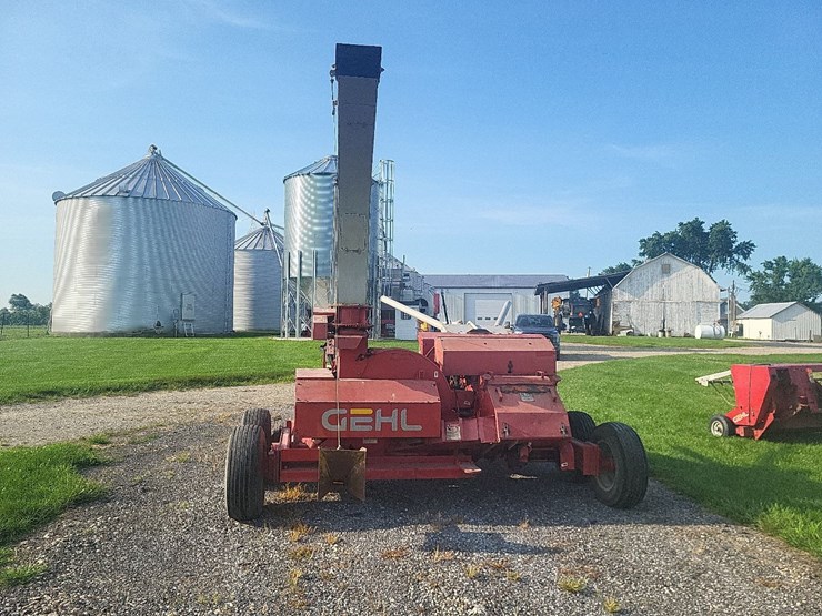 gehl-1065-tandem-axle-forage-chopper-w/2-heads---nice-image-7