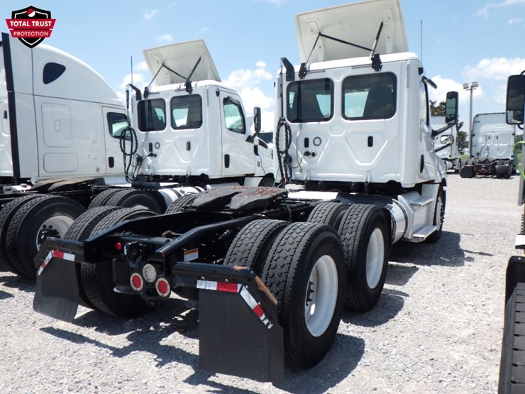 2020-freightliner-cascadia-126-image-7