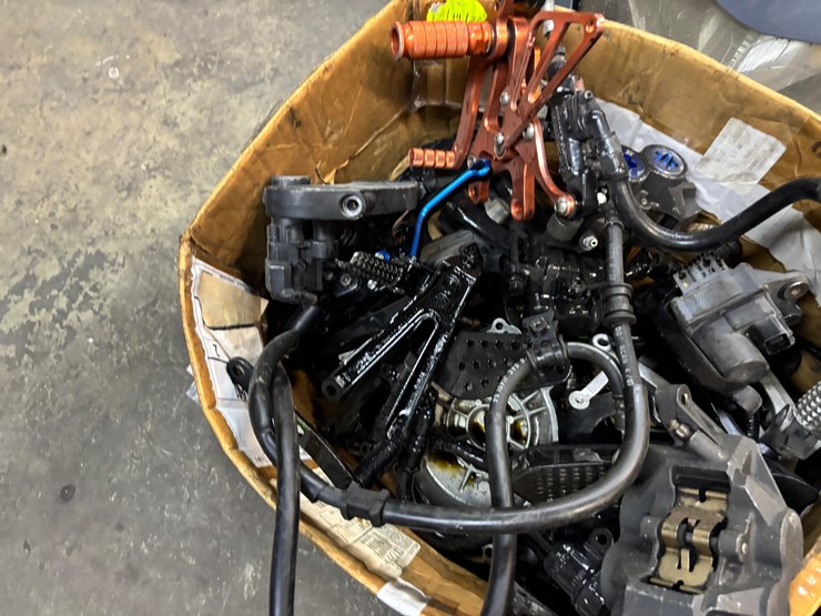 #405-•-lot-of-motorcycle-parts-image-4